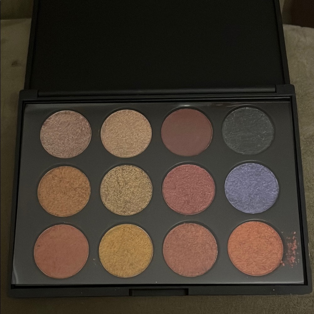 12-Color Eyeshadow Palette